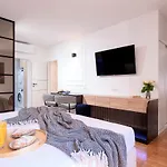 Fingerprint 5 Min From Center & Apartment